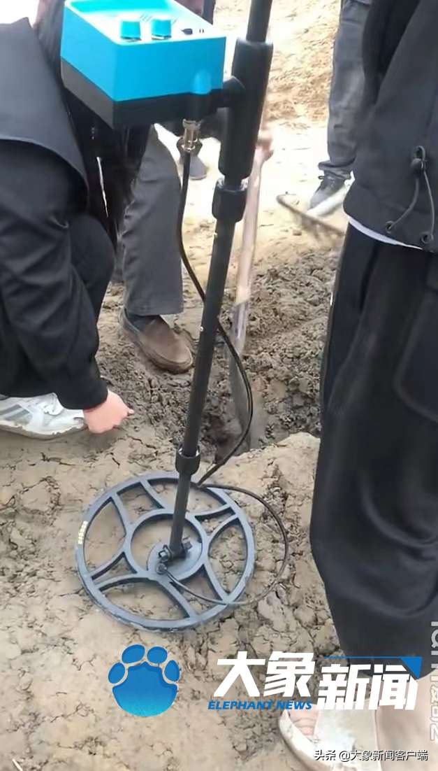 开封河滩发现古币大量市民寻宝