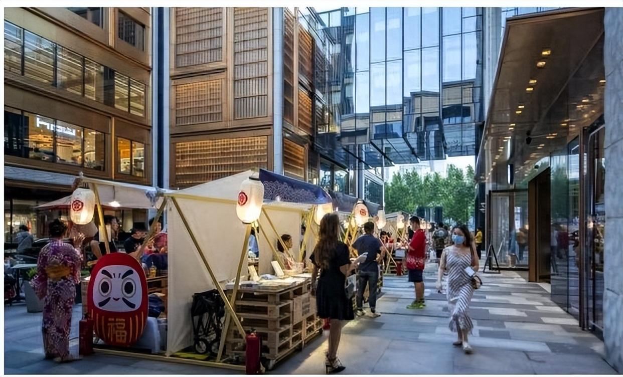 大哥遛狗很严谨再小的狗都要牵狗绳（遛狗拴绳入法了）