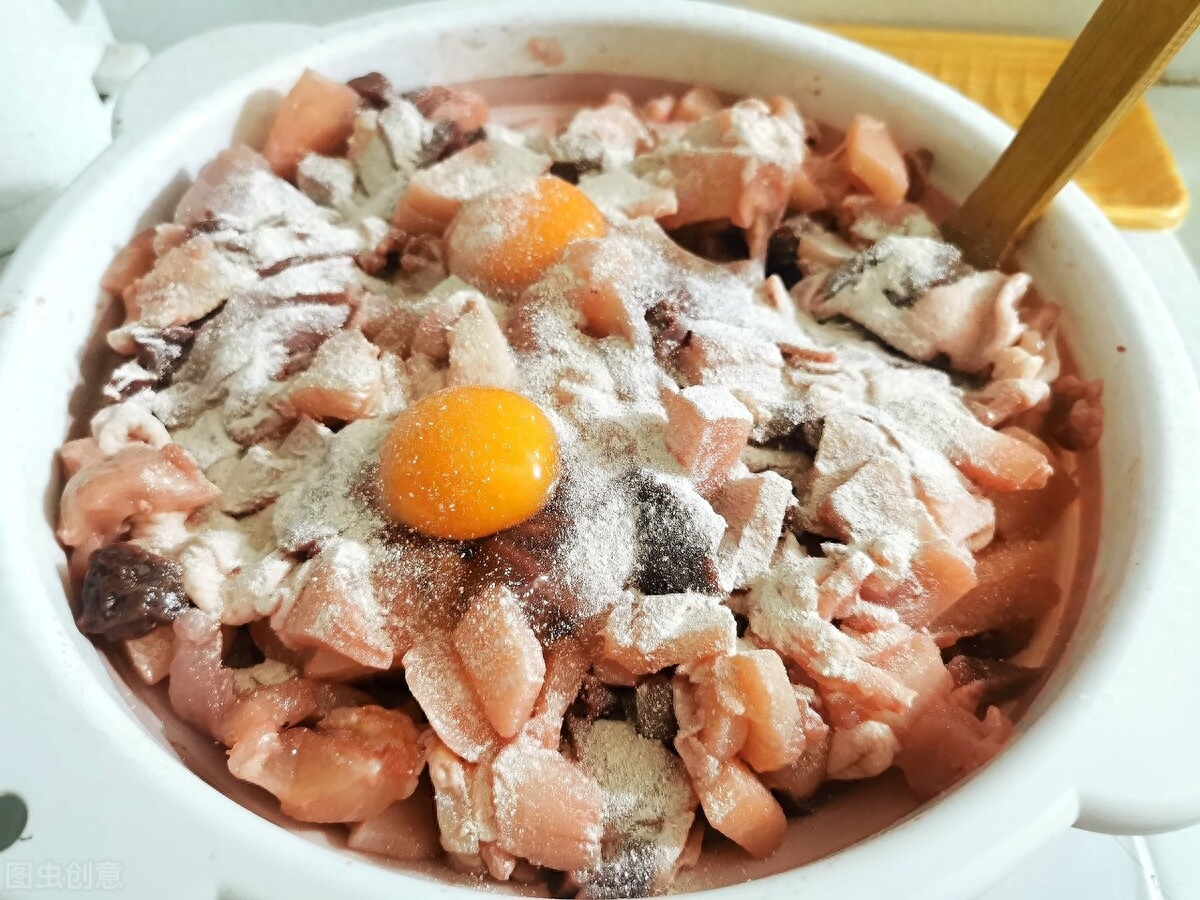 2个月小猫一顿吃15粒猫粮行吗（教你喂养和训练两个月的小奶猫）