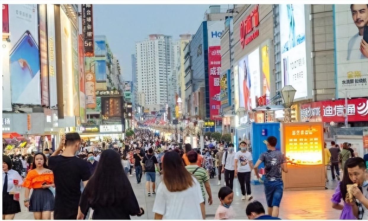 大哥遛狗很严谨再小的狗都要牵狗绳（遛狗拴绳入法了）